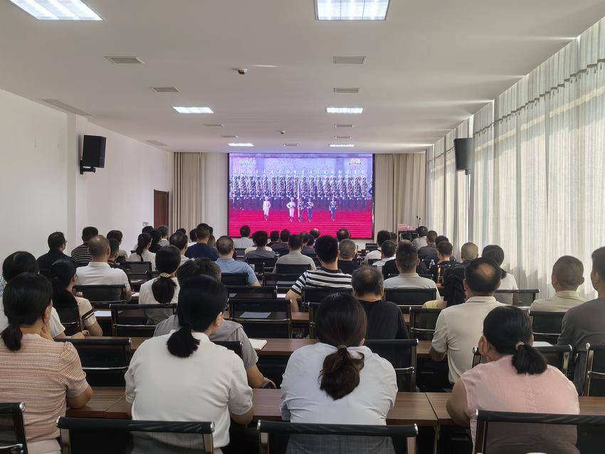 党校学员集中观看阅兵新闻稿.docx