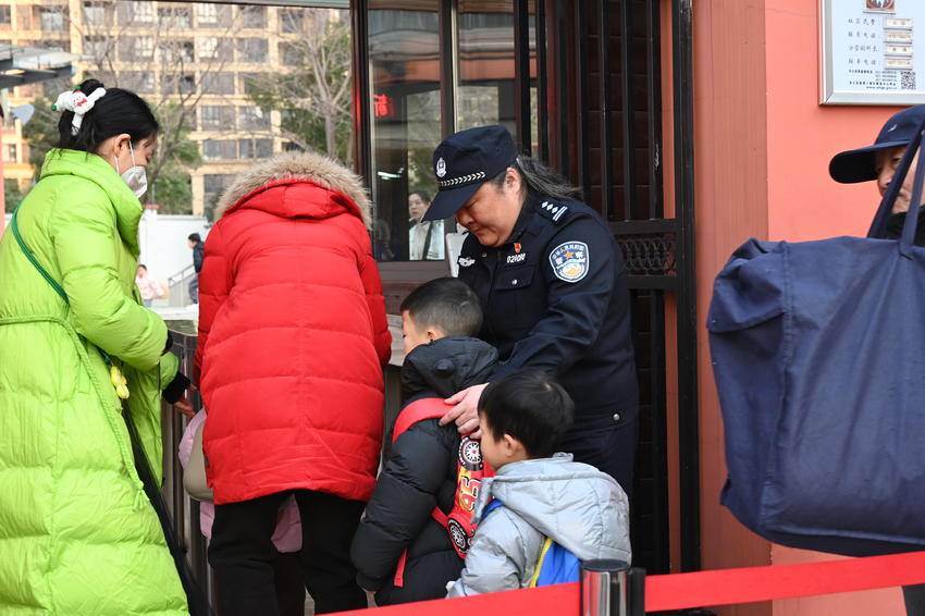 “陪”你上学 “护”你平安江岸公安多警联动全力护航“开学季”(1)(1)(1)(3).docx