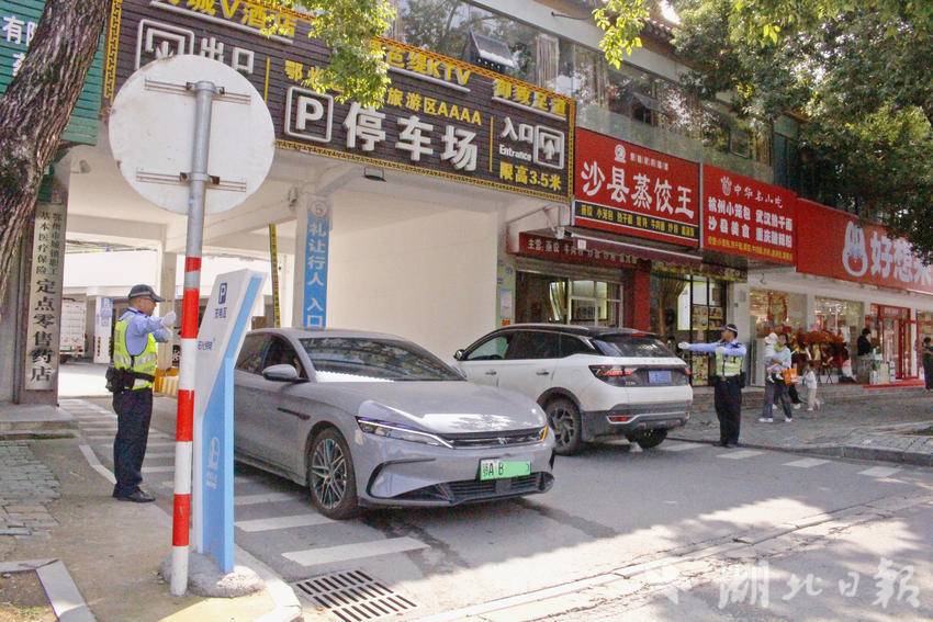 （交警疏导交通）