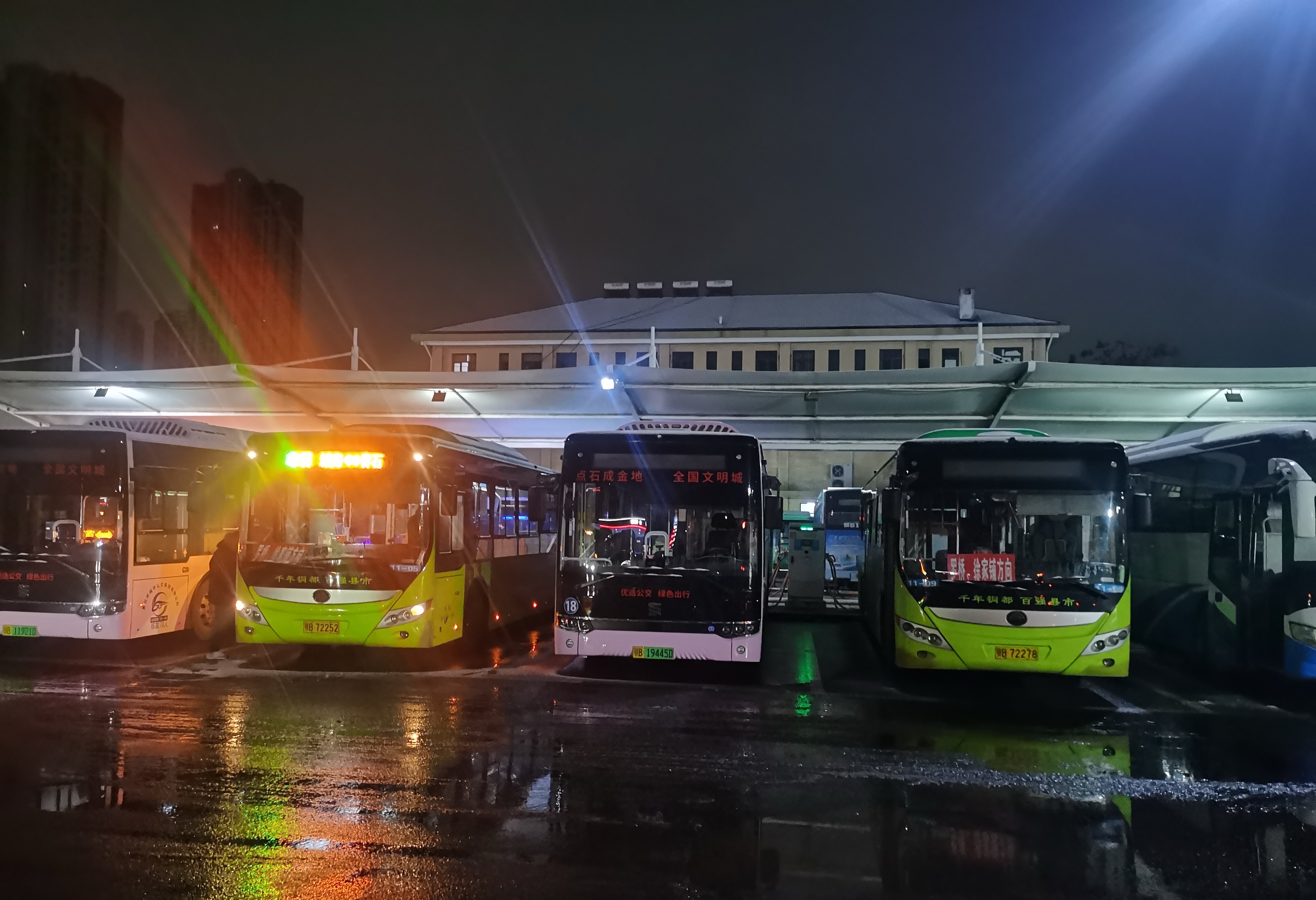 大冶市公交系统全力保障市民冰雪天气安全出行- 湖北日报新闻客户端