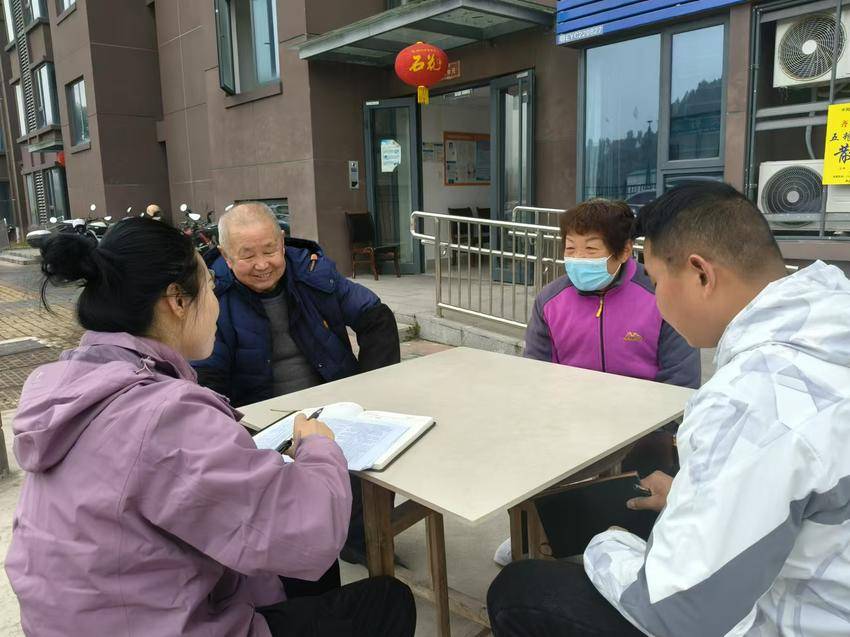 “微网格”服务群众 “零距离”共建家园.doc