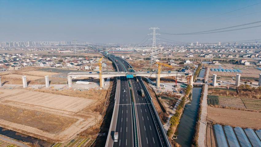 【交通强国】新建通苏嘉甬高铁慈溪特大桥跨杭甬复线连续梁合龙.docx