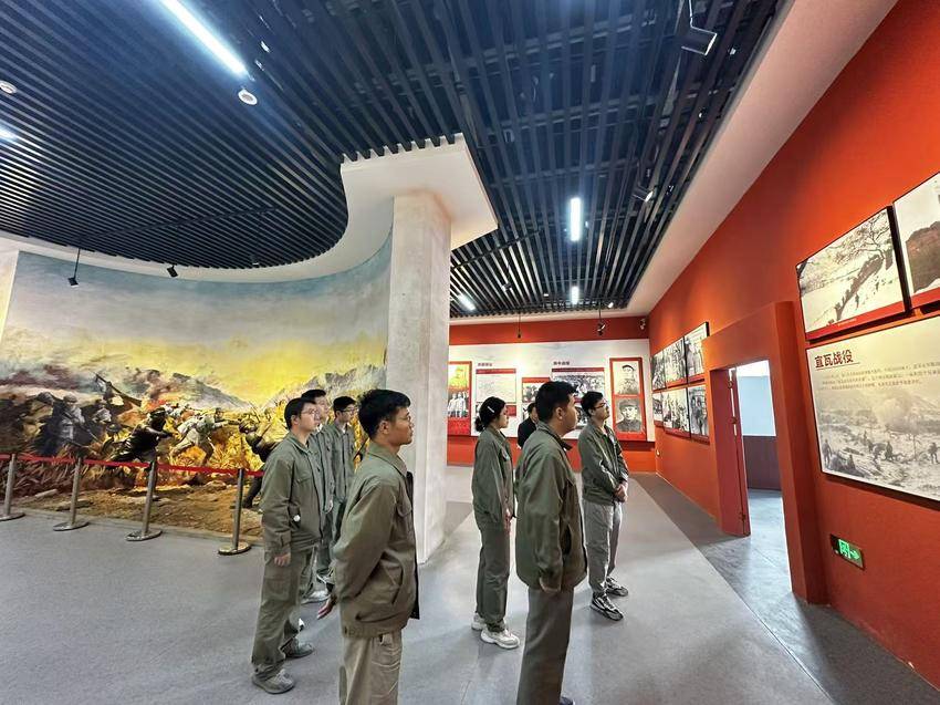 宜昌变电运维分公司组织开展“爱国爱企，务实争先”主题团日活动.docx