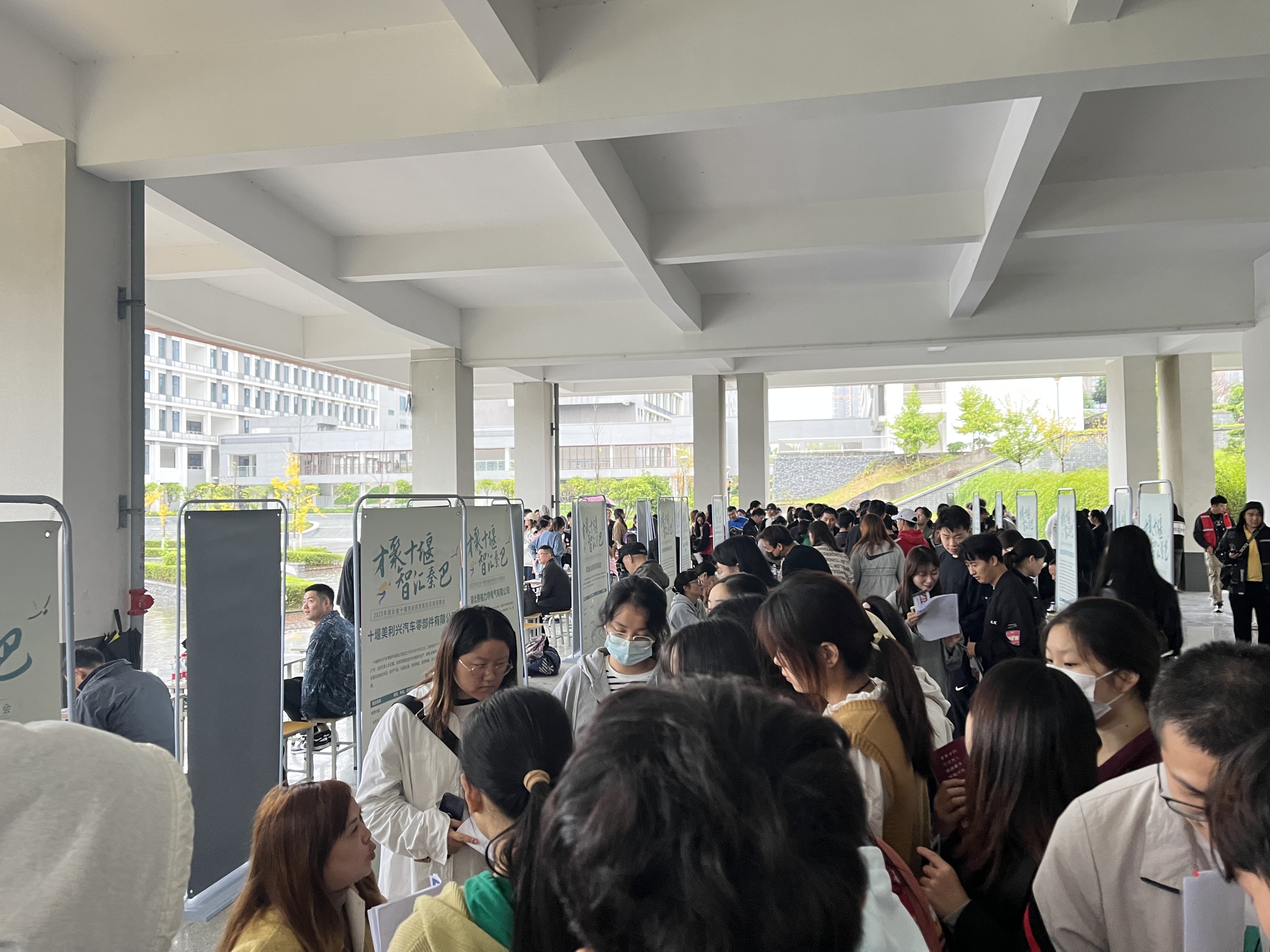 引育并举厚植人才沃土！十堰赴陕西高校巡回招聘会圆满收官（10.19）最新.doc