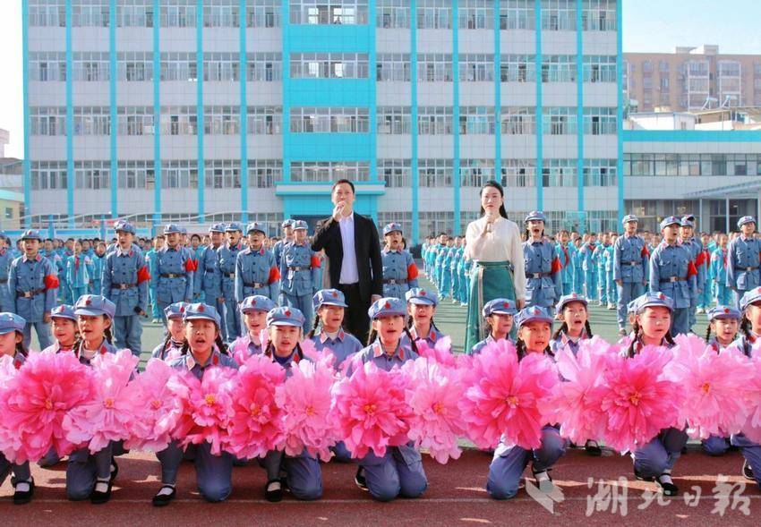 麻城市实验二小举行经典诵读展演活动.docx