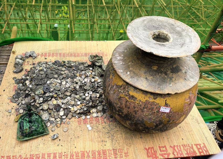 武当山紫霄大殿宝顶开启  共发现历代钱币343枚.docx