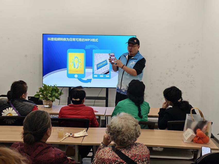 银发指尖“潮”操作，解锁生活“新”密码 .doc