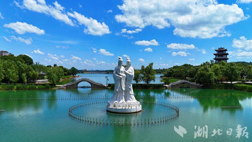 组图丨嘉鱼：蓝天白云常相伴 绿水青山入画来(1).doc