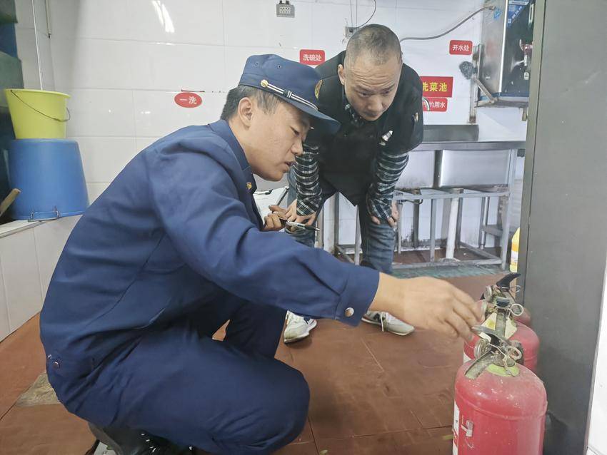 （葛店正街小型站的新春故事）新春走基层 当好守夜人11.doc