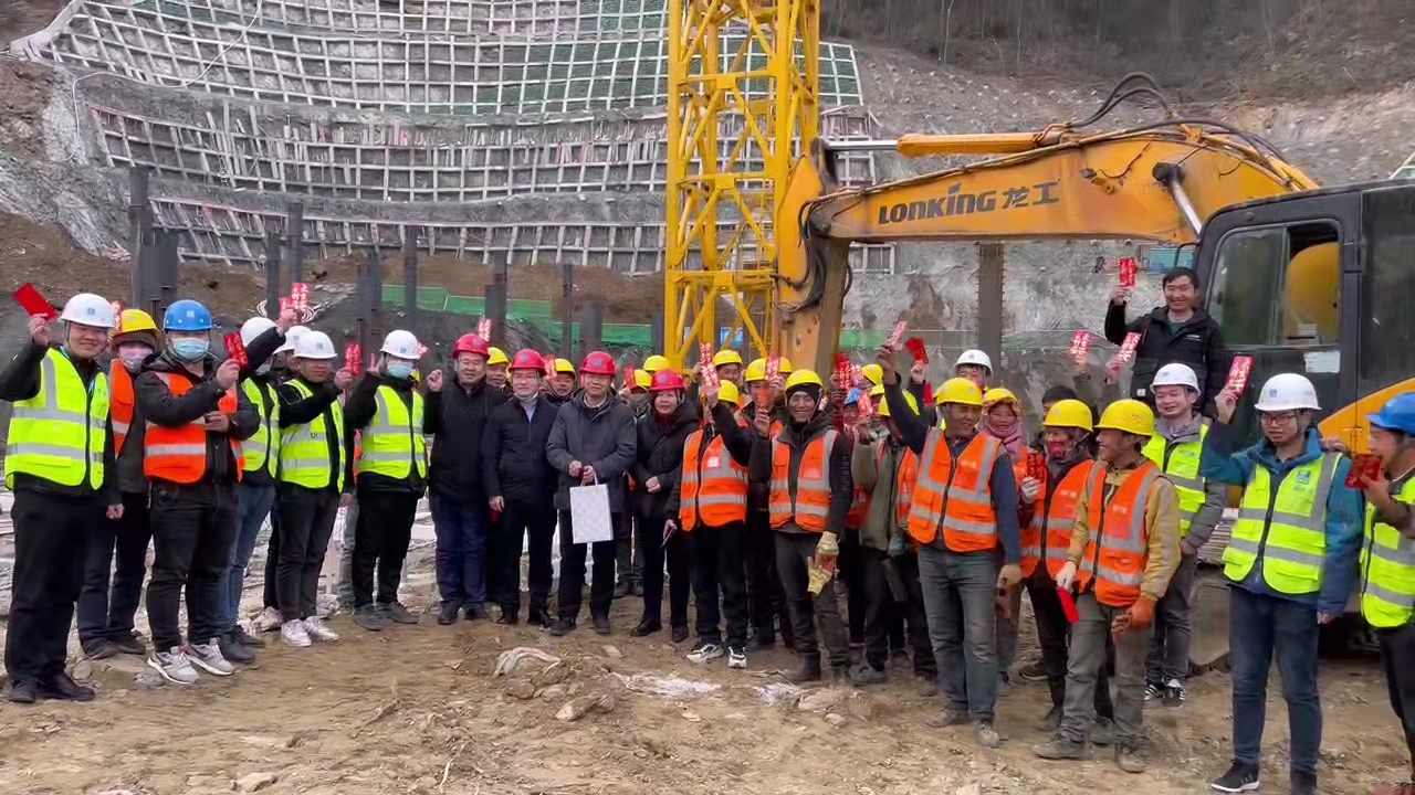 中建七局：春节慰问送温暖，情系工地暖人心.docx