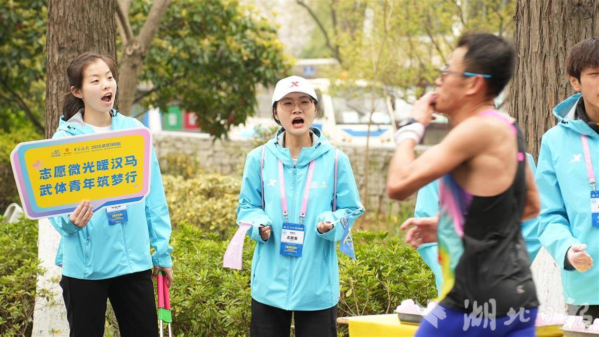 2025年，康子馨在汉马志愿服务中，为跑者们加油。受访者供图