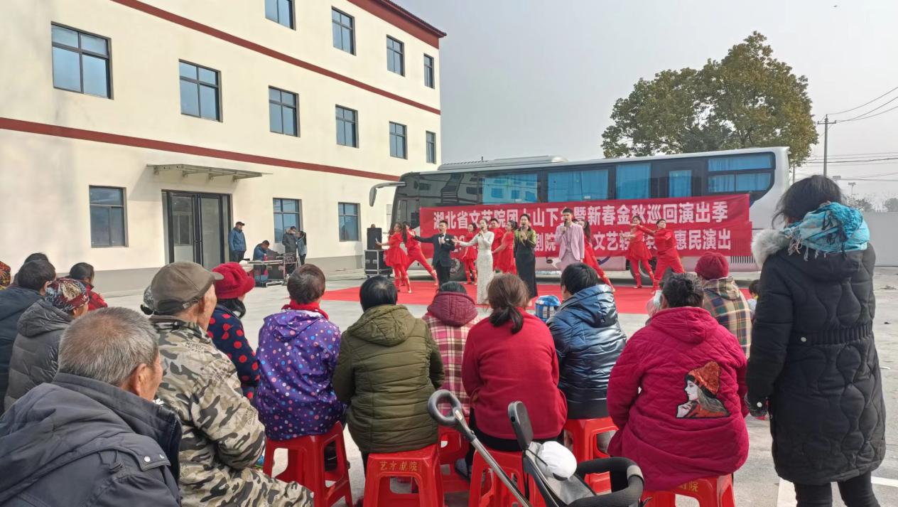 尹集乡江垱村：文艺下乡润民心.docx