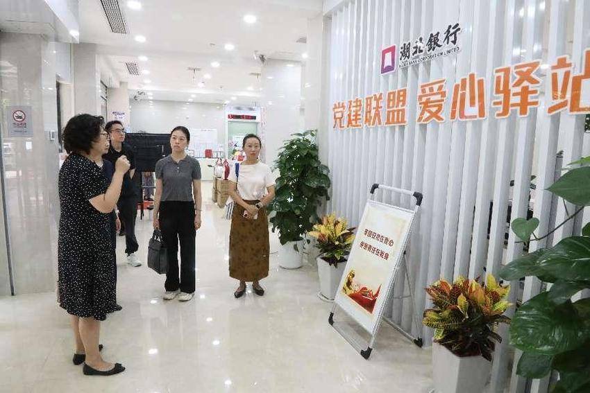 武汉江岸：名书记“1+10”传帮带 年轻社区书记跟班“取真经”.doc