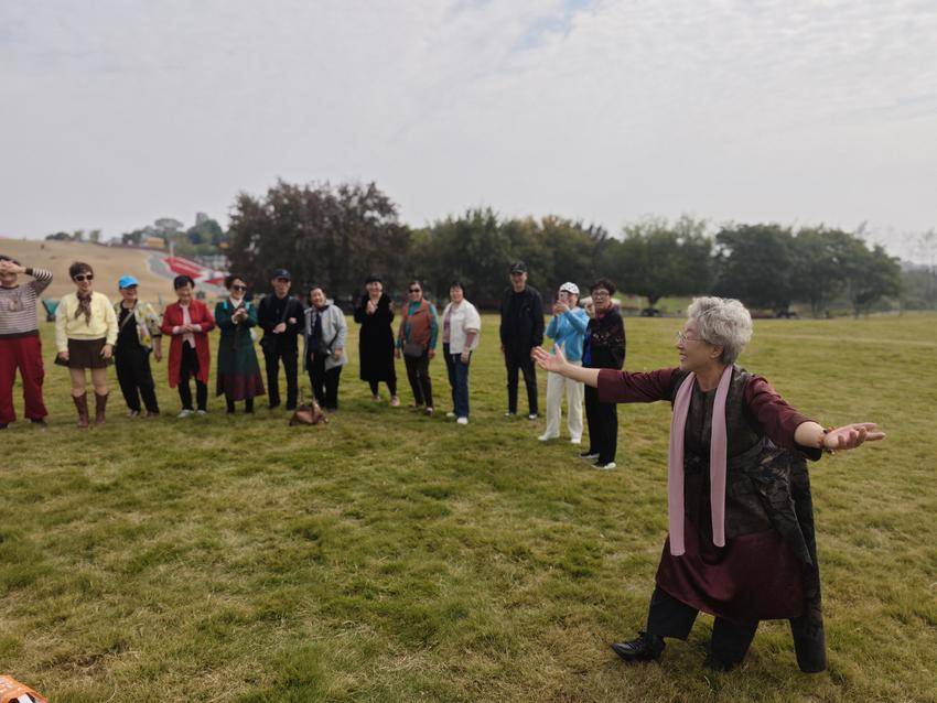 金色暖阳踏秋韵  邻里情深筑和谐.doc