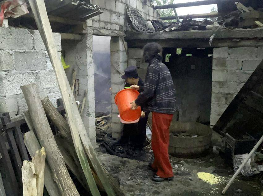 民警正在灭火（视频截图）