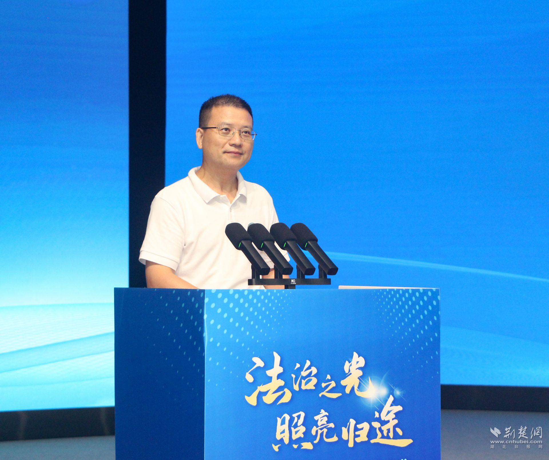 武汉大学法学院党委副书记邬明建讲话 记者周光洁 摄