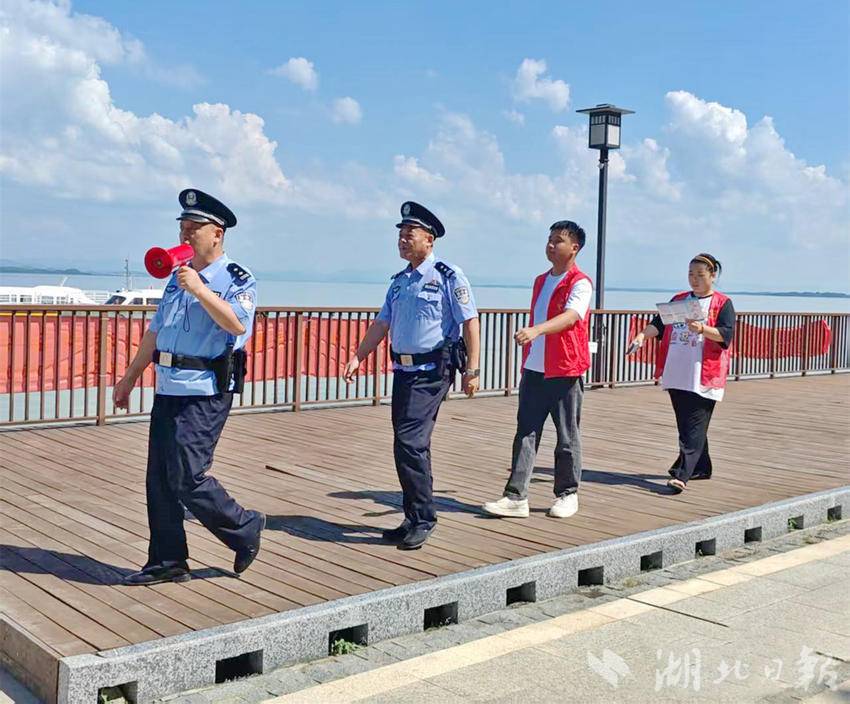 民警联合网格员在梁子湖沿岸巡逻