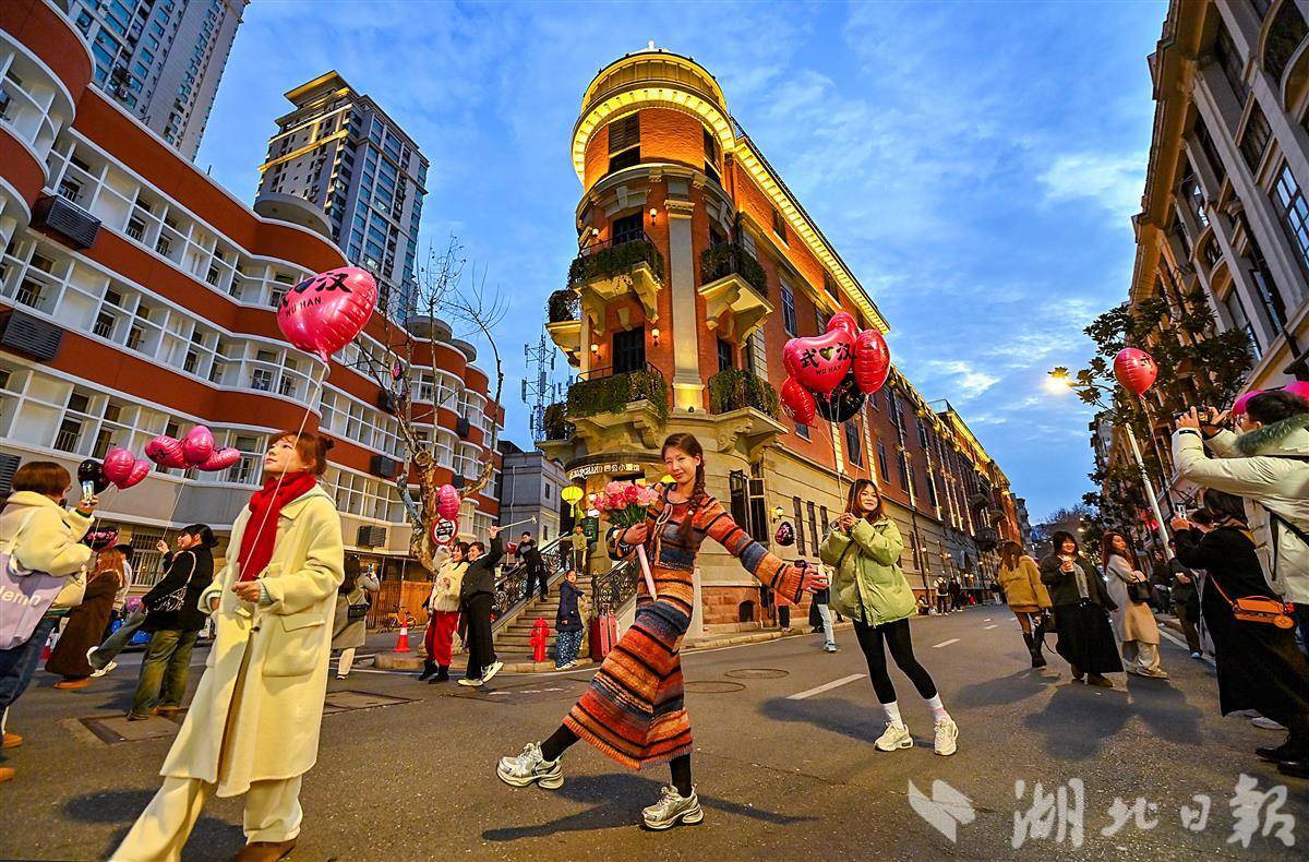 巴公房子成为武汉炙手可热的景点。（湖北日报全媒记者 朱熙勇 摄）