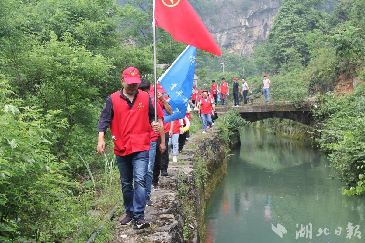 宜都市青年干部重走幸福渠。（资料图）