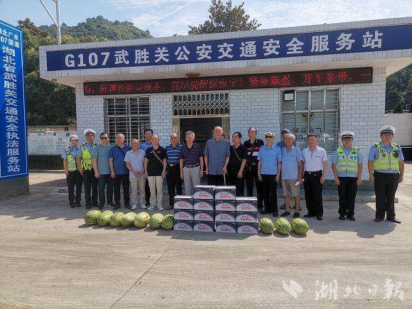 热浪滚滚送清凉 丝丝关怀暖警心