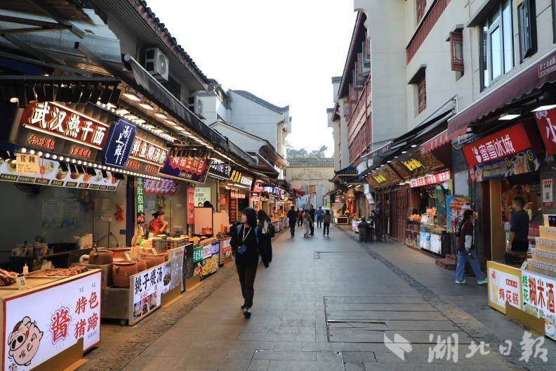 11.14党建引领“巷”心力多元共治焕新生武昌区户部巷“1245治理体系”让百年老街焕发新生(1).docx