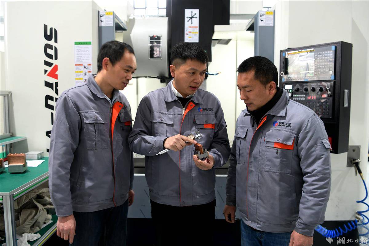 钟文星（中）与工人们交流。湖北日报全媒记者 刘建平 摄
