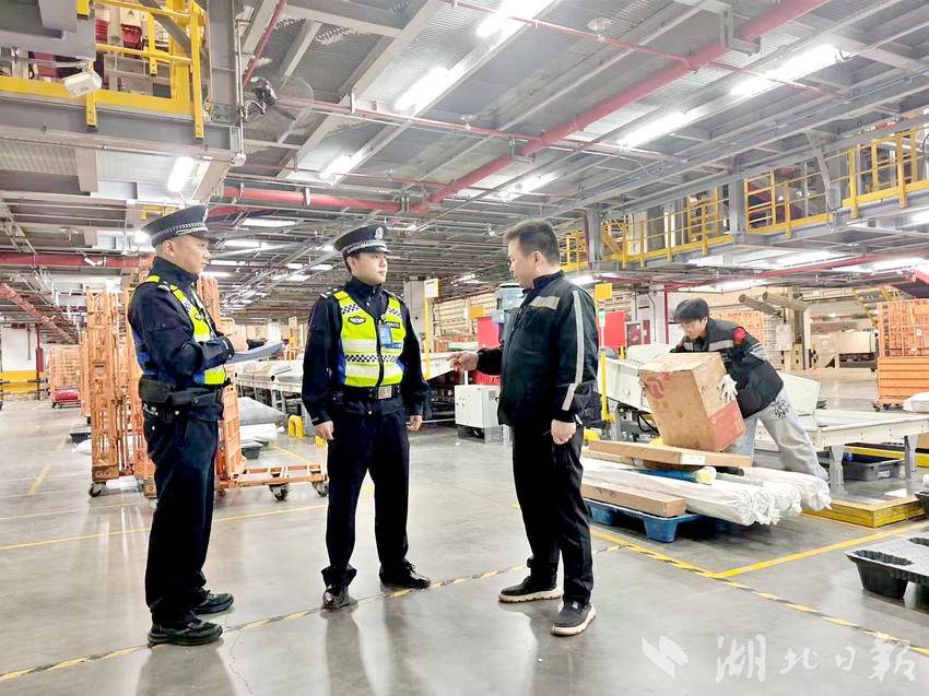 （民警走访空港保税物流中心）