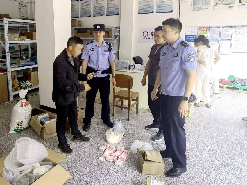 民警在快递站拦截7万元现金。