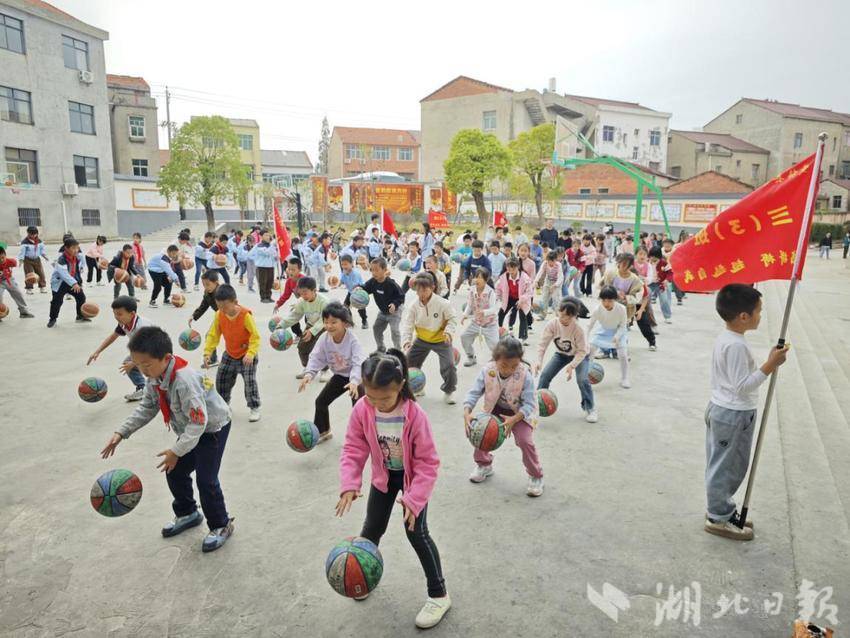 湖北省青基会联合武汉东湖新技术开发区金融中后台服务业协会来黄梅开展公益助学活动.docx