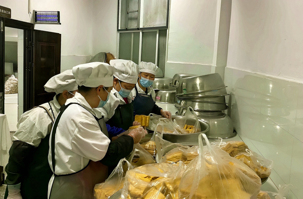 在咸丰县实验小学，家长与厨房工作人员正在验收豆腐干 （通讯员秦彩云 摄）.jpg