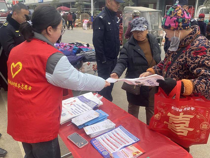 安陆市棠棣：“平安早市”让宪法宣传接地气.docx