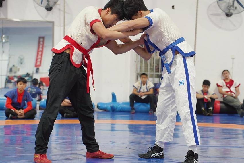 “苦难共抗 摔跤最强”——记武汉体育学院中国式摔跤队的奋进之路.doc