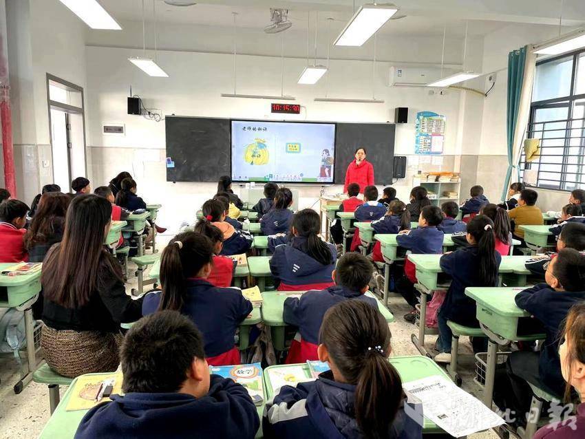 （投稿湖北日报客户端）通城县实验小学教师徐诗燕的送教故事（8.17）.docx