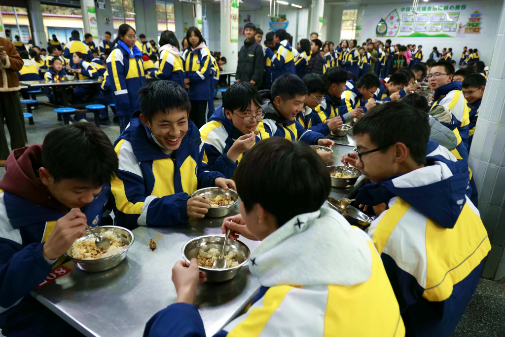 在咸丰县第二初级中学学生们正在愉快用餐 （通讯员田润 摄）.jpg