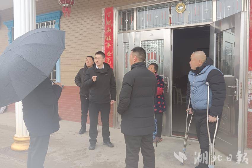 蕲春县横车镇党委书记熊勇（中）带队走访困难群众