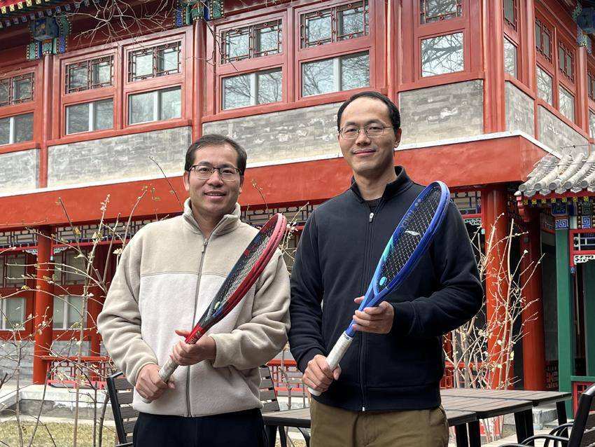 袁新意和另外一位湖北黄冈籍数学家杨诗武在北京国际数学研究中心，两人既是黄高校友，北大校友，北大同事，还是网球球友（受访者供图）