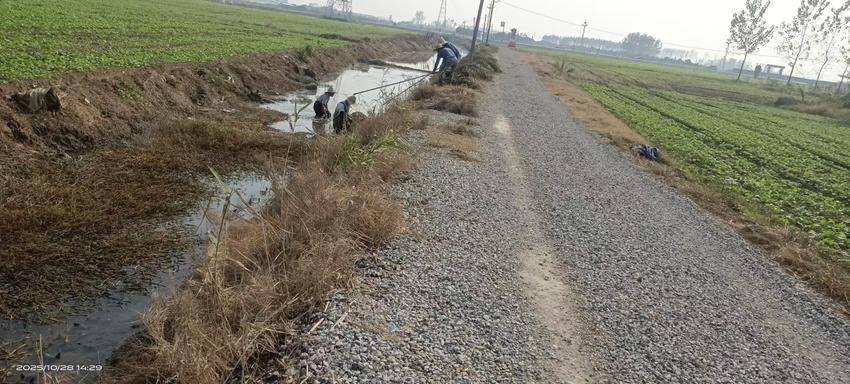 杜湖街道：清淤疏渠保灌溉护航秋耕惠民生.doc