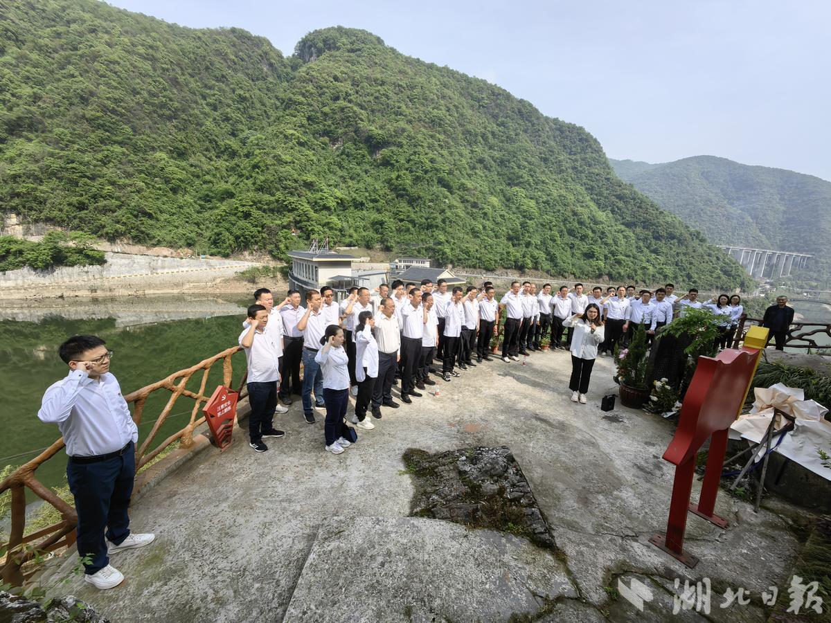 先辈墓前，宜都市科级干部进修班学员重温入党誓词。（通讯员 廖凛峰 摄）