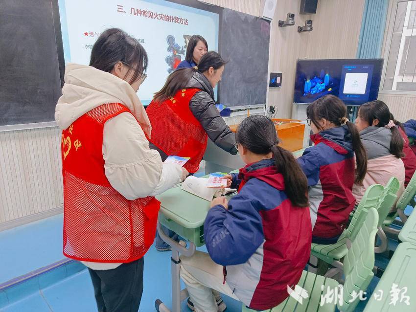 消社联动护成长 消防安全进校园—鄂州葛店消防救援大队联合三王社区开展校园消防安全专题宣教活动.doc