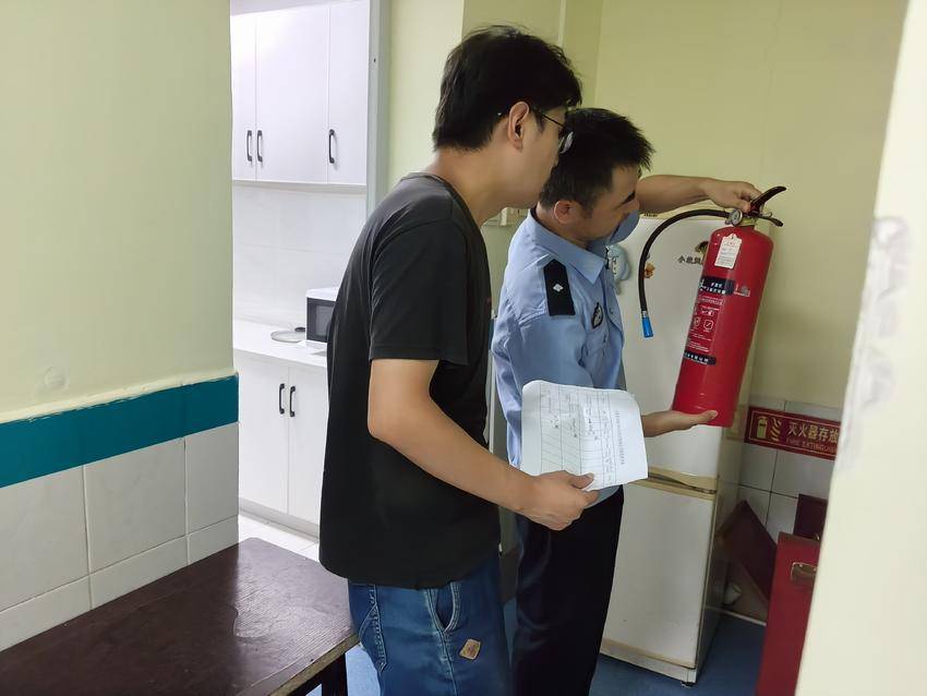桃花岭社区开展国庆前安全排查 筑牢节日安全屏障.docx