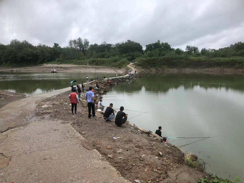 汛期垂钓很危险！杨叶派出所民警耐心劝离江边垂钓人员.doc