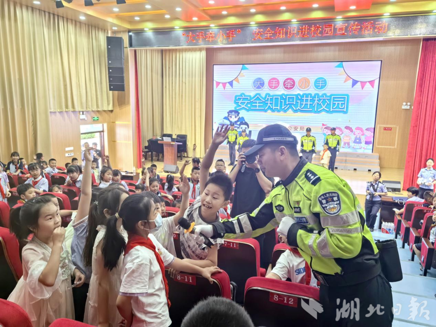 开展交通安全法治宣传