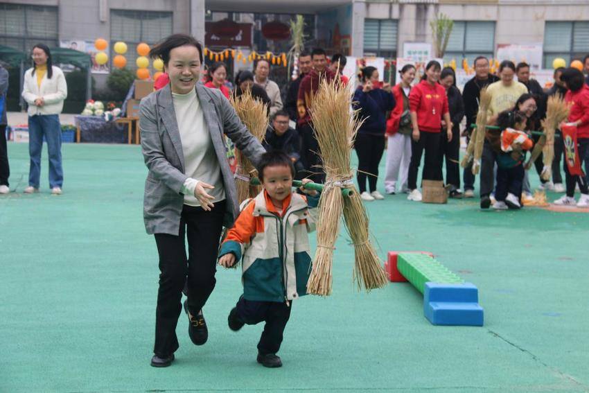 01 武当山中心幼儿园开展秋季农耕亲子运动会.docx