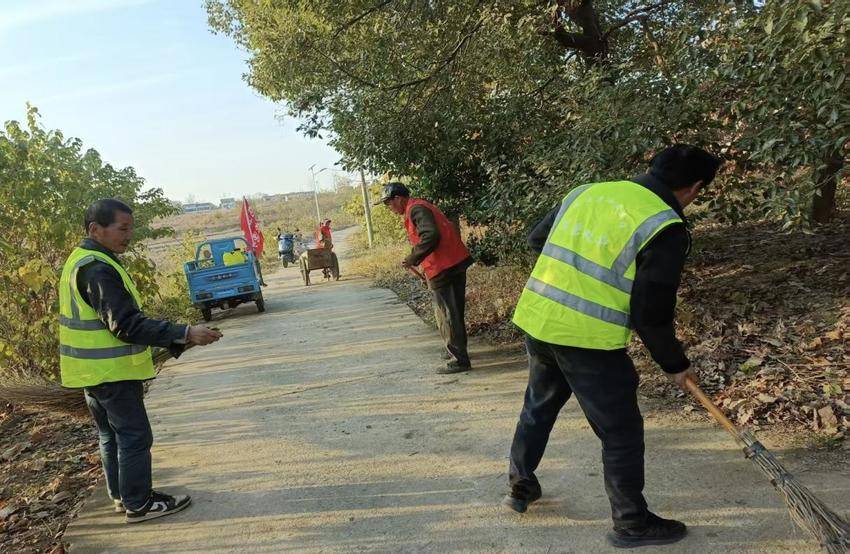 安陆市陈店乡：三级路长织密护路网 通村公路焕新颜.docx