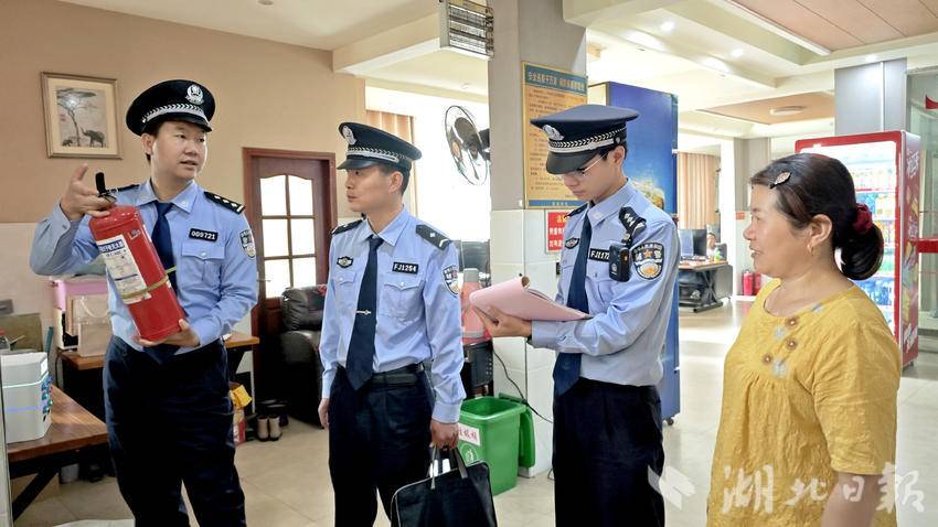 民警检查安全隐患