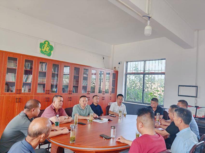 拆围栏、拓道路、装路灯——红安县大河畈村“美丽红城攻坚战”见实效.docx