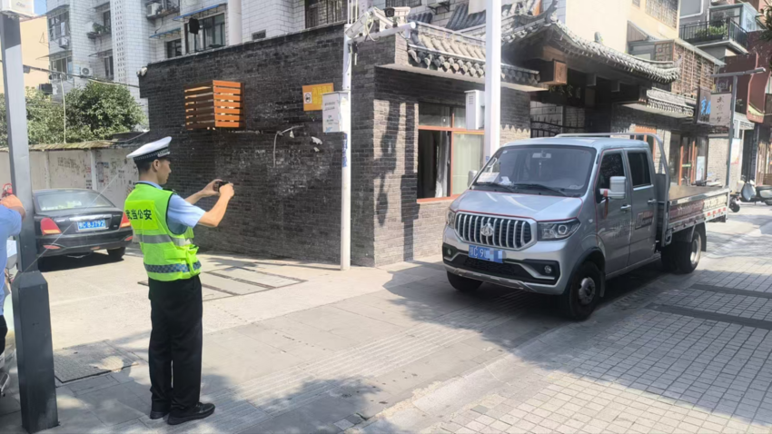 整治违停持续发力 文明停车不“添堵”(1).docx