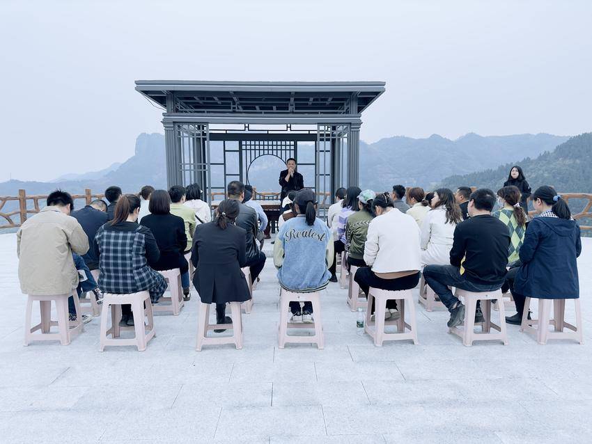 楠木溪村驻村干部：入户听民意 实干解民忧 点亮民心路.doc