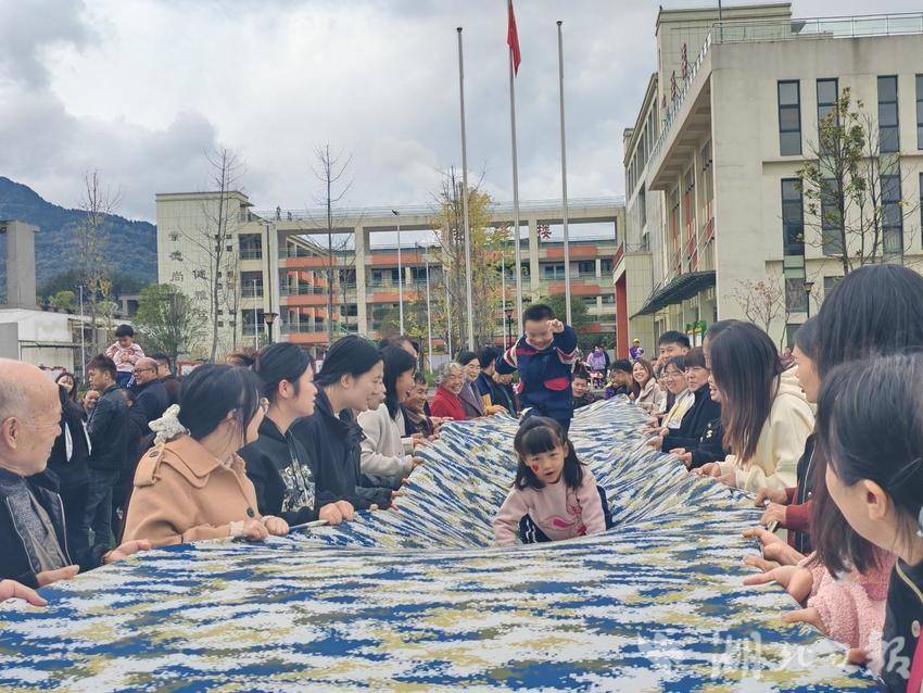 利川市第二民族实验幼儿园第二届亲子运动会宣传稿.docx