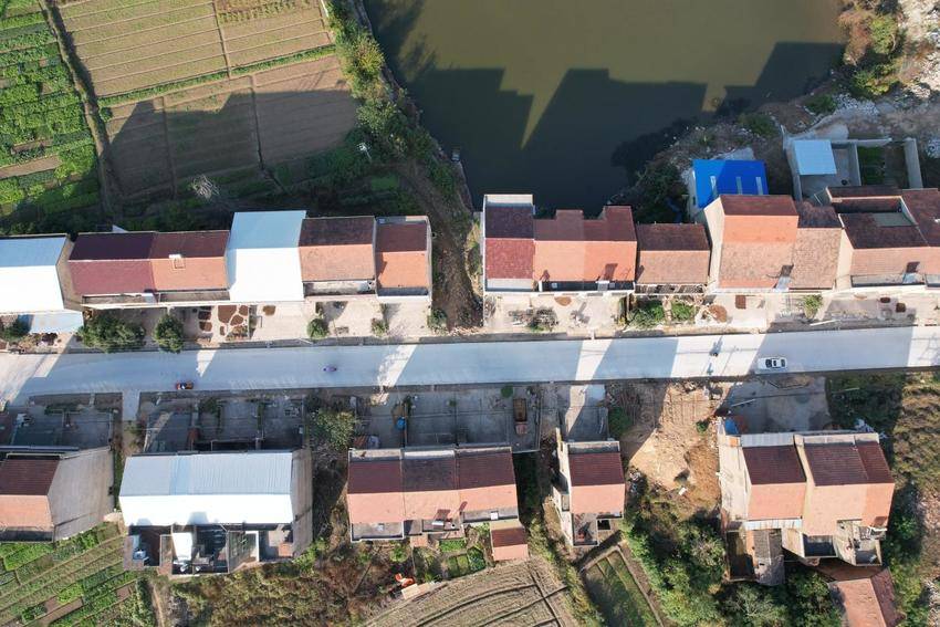 拆围栏、拓道路、装路灯——红安县大河畈村“美丽红城攻坚战”见实效.docx